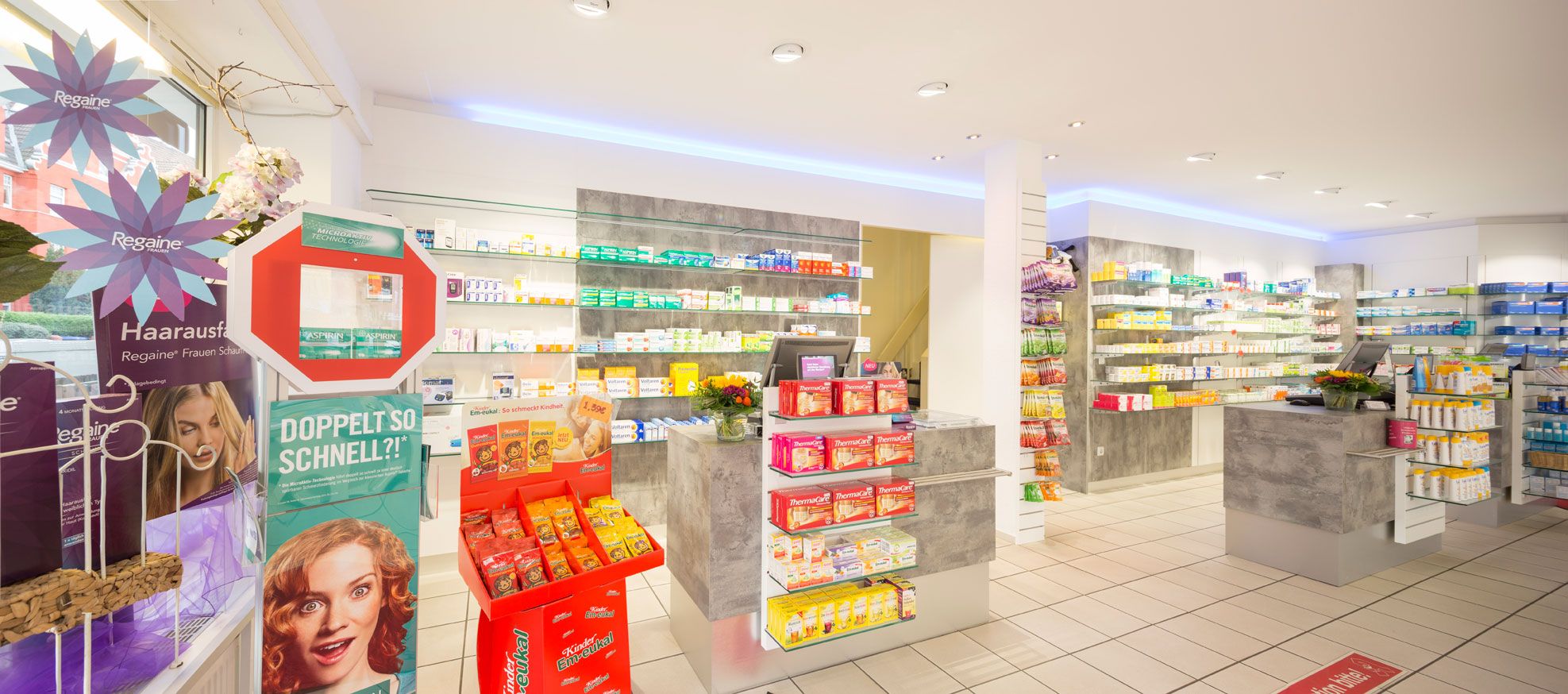 Herz-Apotheke von innen. Sichtwahlregale