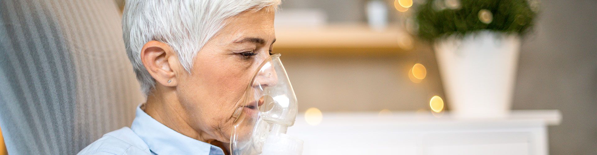 Frau beim Inhalieren